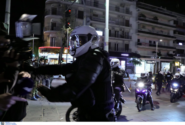 Κατοικοι της Νέας Σμύρνης βιντεοσκοπούν επιχειρήσεις της αστυνομίας μετά τα επεισόδια (vid)