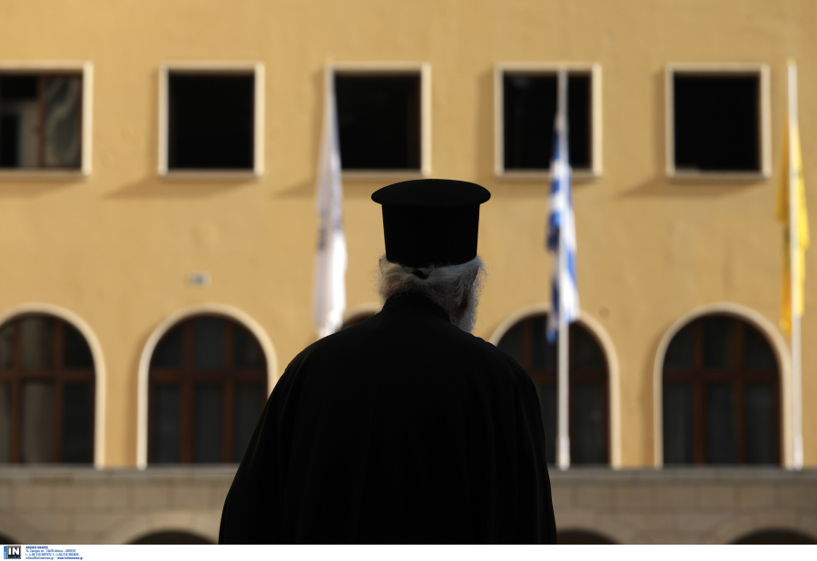 Μονή Πετράκη: Ο 37χρονος ιερέας είχε επιτεθεί σε δημοσιογράφο το 2015 (βίντεο)