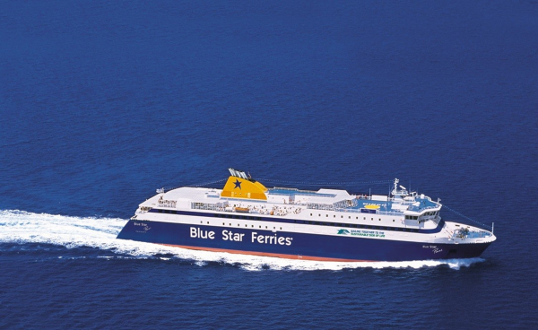 Στο Λαύριο το Blue Star Paros, μετά τον απόπλου από τον Πειραιά - Επιβάτης μεταφέρθηκε σε νοσοκομείο