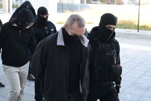 Κολωνός: Ένταση έξω από τα δικαστήρια για τη 12χρονη - Κεκλεισμένων των θυρών η δίκη