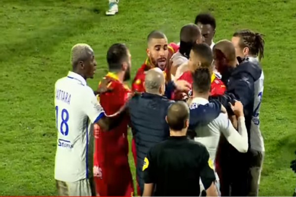 Συμπαίκτες έπαιξαν ξύλο την ώρα του ματς! (vid)