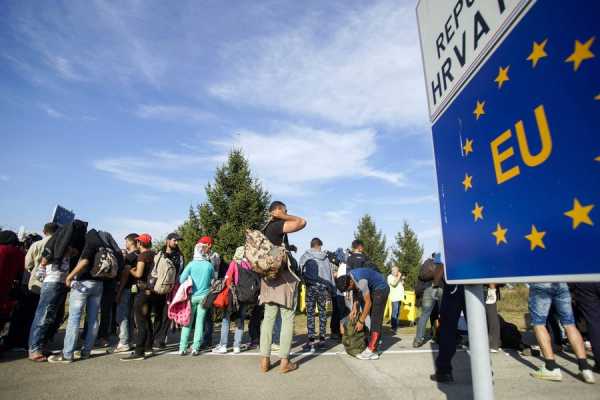 Διαδήλωση στα γραφεία της Frontex ζητά να ανοίξουν τα σύνορα στους πρόσφυγες
