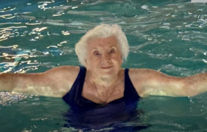 Γυναίκα 100 ετών, που λατρεύει την αεροβική στο νερό και ζει μόνη, μοιράζεται απλές συμβουλές μακροζωίας