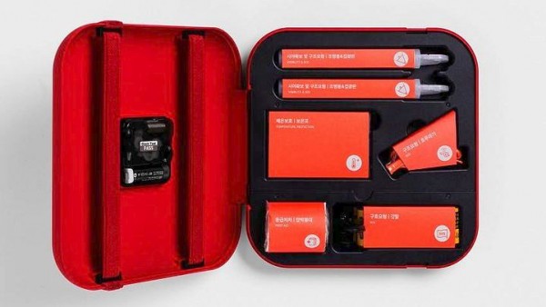 Ένα ρολόι που όταν το ανοίγεις είναι κουτί πρώτων βοηθειών