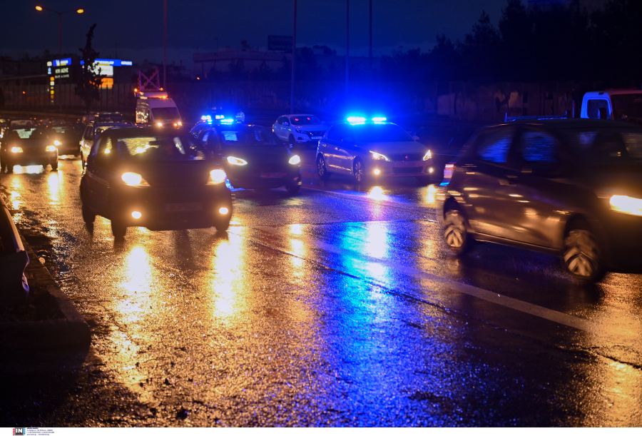 Σοβαρό τροχαίο στην Εύβοια - Αγωνιώδης προσπάθεια απεγκλωβισμού 4 ατόμων