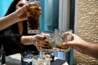 Χαλάρωση μέτρων σε διασκέδαση, γήπεδα και σχολικές εκδρομές εισηγείται η κυβέρνηση (βίντεο)