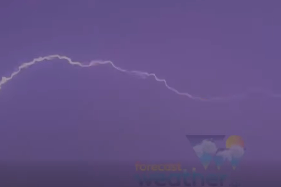 Κακοκαιρία Byron: Η στιγμή που κεραυνός πέφτει στην πίστα του «Ελ. Βενιζέλος» (Βίντεο)