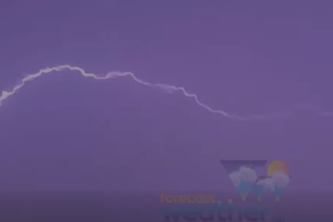 Κακοκαιρία Byron: Η στιγμή που κεραυνός πέφτει στην πίστα του «Ελ. Βενιζέλος» (Βίντεο)