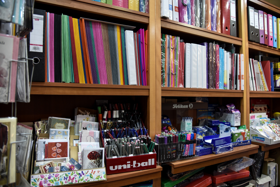 Νέα απόφαση «βάζει» πλαφόν σε γόμες, τσάντες και τετράδια, πότε έρχεται το νέο καλάθι νοικοκυριού