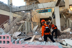 Σεισμός στην Ινδονησία: Τουλάχιστον πέντε νεκροί και σοβαρές ζημιές