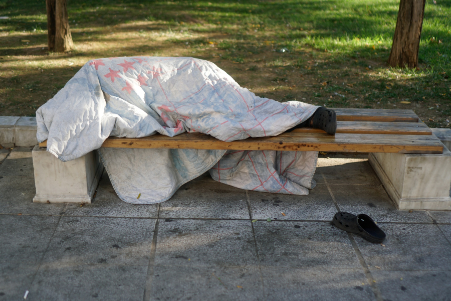 Γροθιά στο στομάχι: Πάνω από 300 άστεγοι και περισσότεροι από 2.000 χωρίς τροφή στην Πάτρα