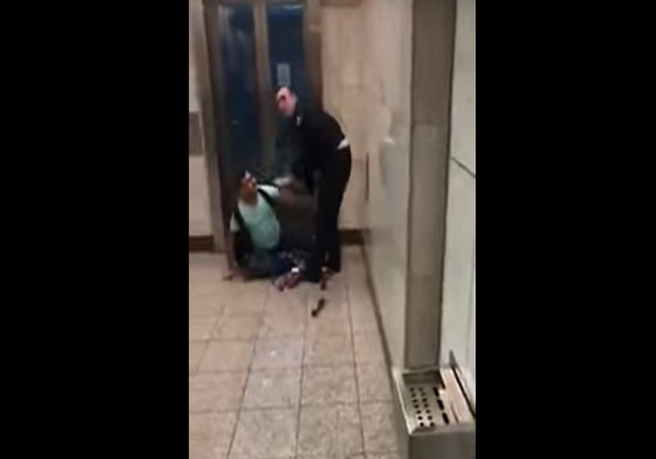 Σφοδρές αντιδράσεις - Βίντεο με επεισοδιακή σύλληψη παράνομου μικροπωλητή στο Σύνταγμα