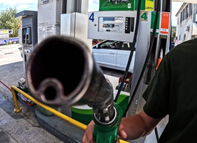 Κατρακυλάει η τιμή της βενζίνης, με περισσότερη «ορμή» και το πετρέλαιο κίνησης