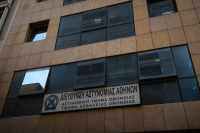 Βιασμός 19χρονης στο Α.Τ. Ομόνοιας: «Οι αστυνομικοί την συκοφαντούν» λέει η συνήγορός της