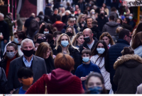 Ανοιχτά καταστήματα και καλός καιρός: «Χαμός» σε Ερμού και... Εμβολιαστικά Κέντρα (εικόνες)