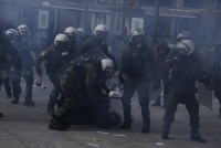 Δακρυγόνα και μολότοφ στο Σύνταγμα στη μεγαλειώδη συγκέντρωση για τα Τέμπη