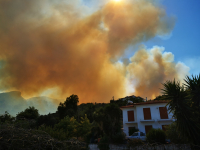 Ανεξέλεγκτη η φωτιά στη Σάμο: Εκκενώνονται δύο ξενοδοχεία και το χωριό Κοκκάρι (εικόνες)