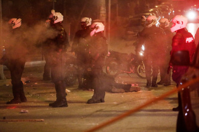 Πεδίο μάχης η Νέα Σμύρνη: Αγρια επεισόδια και κυνηγητό στους δρόμους, τέσσερις τραυματίες αστυνομικοί (pic-vid)