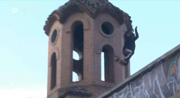 Θεσσαλονίκη: Άγρια καταδίωξη κουκουλοφόρων σε ταράτσες, έβαλαν φωτιά κι έχουν ταμπουρωθεί σε καμπαναριό