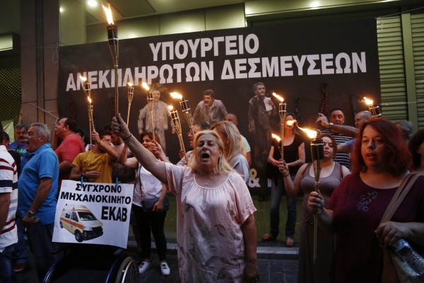 Έξω από το ΥΠΟΙΚ παραμένουν μέλη της ΠΟΕΔΗΝ