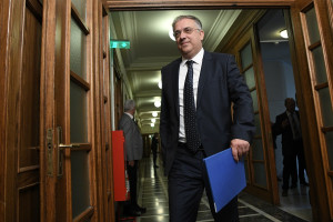 Θεοδωρικάκος: Τη Δευτέρα το 70% των δημοσίων υπαλλήλων επιστρέφει στα γραφεία του