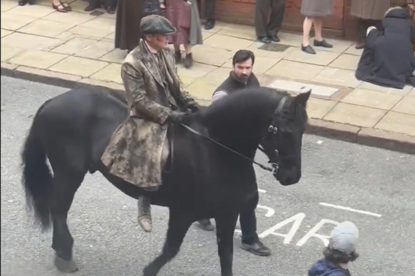 Peaky Blinders: Ο Κίλιαν Μέρφι στα πρώτα πλάνα από τα γυρίσματα της ταινίας