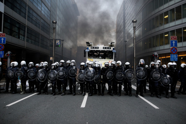 Κίτρινα Γιλέκα: Το 60% των Γάλλων θέλει να σταματήσουν οι κινητοποιήσεις