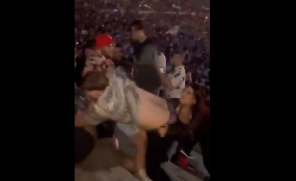 Καλιφόρνια: Άνδρας γρονθοκόπησε και άφησε αναίσθητη μητέρα 3 παιδιών σε συναυλία (βίντεο)