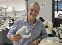 Ο Έλληνας επιστήμονας που φροντίζει να μην…σπάνε τα νεύρα μας καθώς γερνάμε