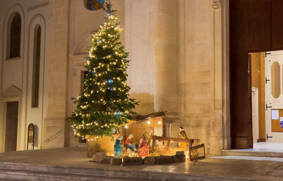 Locorotondo: Το ιταλικό χωριό όπου τα Χριστούγεννα κρατάνε μέχρι το Φεβρουάριο