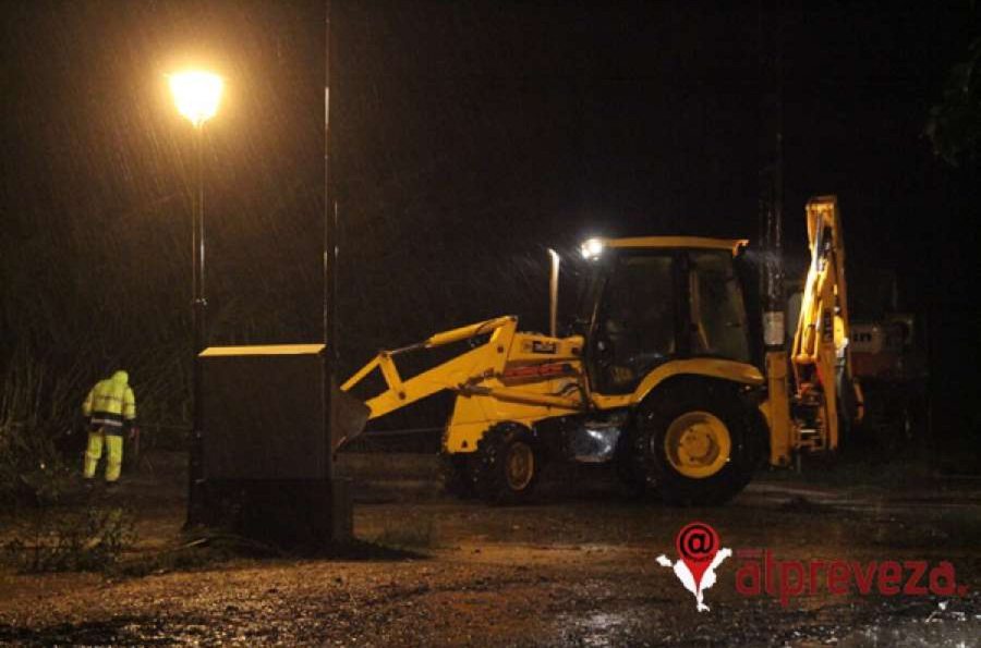 Κακοκαιρία: Προβλήματα στην Πρέβεζα, απεγκλωβίστηκαν 3 ηλικιωμένοι - Οι δύο μεταφέρθηκαν στο νοσοκομείο