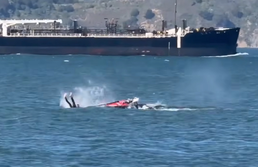 Σέρφερ έπεσε πάνω σε φάλαινα - Η στιγμή της σύγκρουσης (Βίντεο)