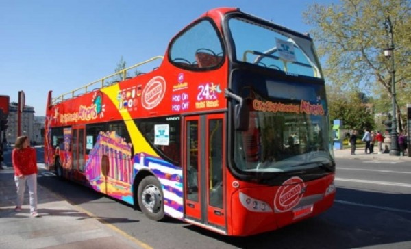 Τι προβλέπει το πολυνομοσχέδιο για τα τουριστικά λεωφορεία