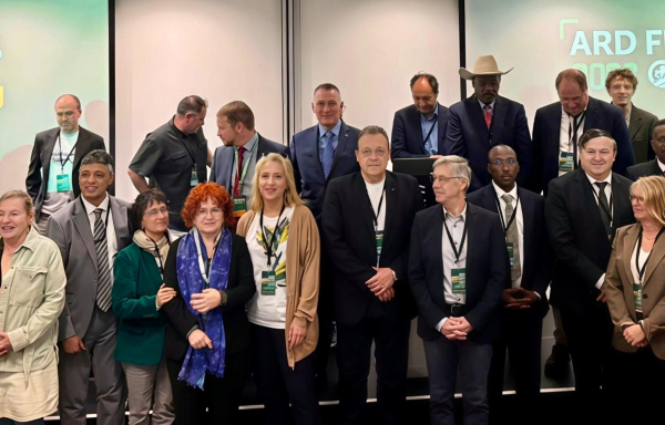 Φάμελλος από Μπέλφαστ: Απαιτείται παγκόσμιο ειρηνικό, αντιπολεμικό και αντιπυρηνικό κίνημα κατά του Τραμπισμού