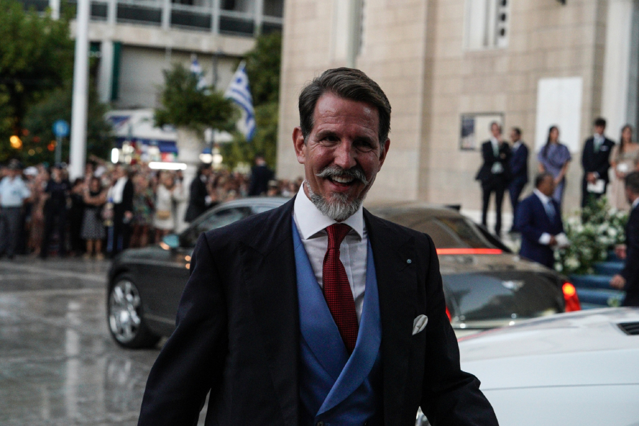 ΠΑΣΟΚ κατά Ντε Γκρες: Δεν σέβεται το νομικό καθεστώς με το οποίο απέκτησε ιθαγένεια