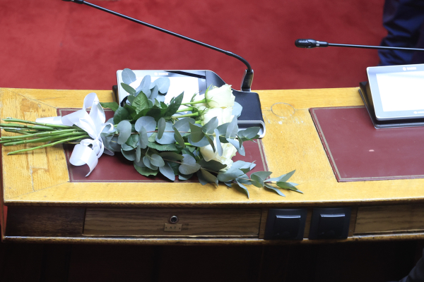 Η Βουλή τίμησε τη μνήμη του Απόστολου Βεσυροπουλου - Ορκίστηκε η αντικαταστάτρια του