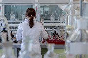 «Σταγόνα στον ωκεανό» των επενδύσεων στην έρευνα απορροφά η Ελλάδα