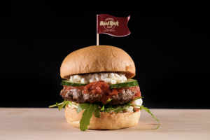 Το Hard Rock Cafe Athens παρουσιάζει το ATHENA BURGER: Μια αθηναϊκή γεύση στο Παγκόσμιο Burger Tour