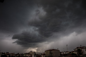 Έκτακτο δελτίο επιδείνωσης καιρού: Ερχονται χαλάζι, καταιγίδες και ισχυροί άνεμοι