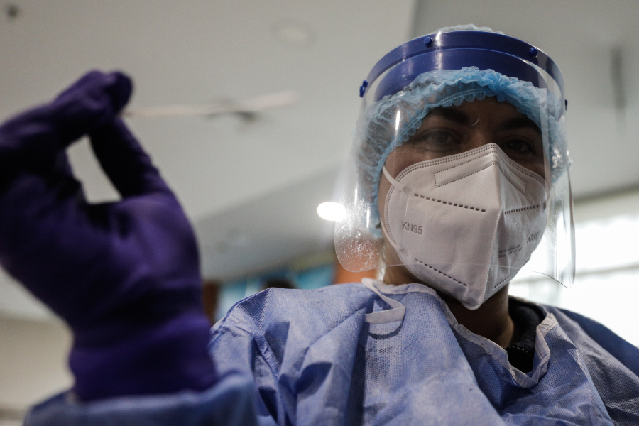 Με δυο rapid test και επιστροφή των ανεμβολίαστων γιατρών