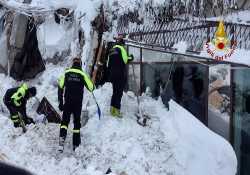 Ιταλία: Οκτώ άνθρωποι ζωντανοί κάτω από τη χιονοστιβάδα στο ξενοδοχείο