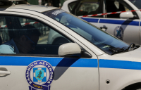 Πάτρα: Αστυνομικοί και πυροσβέστες απεγκλώβισαν 2χρονο που κλειδώθηκε σε ΙΧ