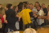 Ηλιούπολη: Πιάστηκαν στα χέρια στο δημοτικό συμβούλιο - Έπεσε «μαύρο» στη live μετάδοση (Βίντεο)
