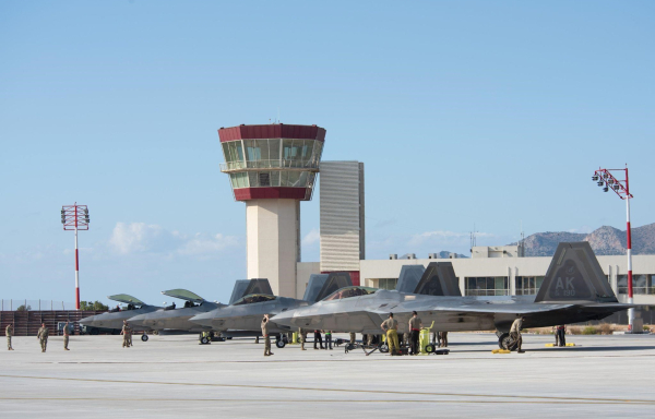 Έκλεισε η βάση στη Σούδα μετά τις απειλές Ιράν εναντίον κάθε αμερικανικής εγκατάστασης