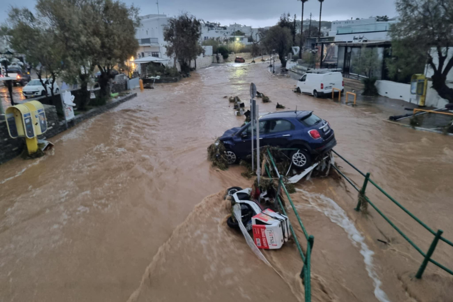 Η κακοκαιρία «γονατίζει» τις Κυκλάδες: Χάος σε Πάρο, Μύκονο - Κλειστά σχολεία (LIVE η πορεία των καταιγίδων)