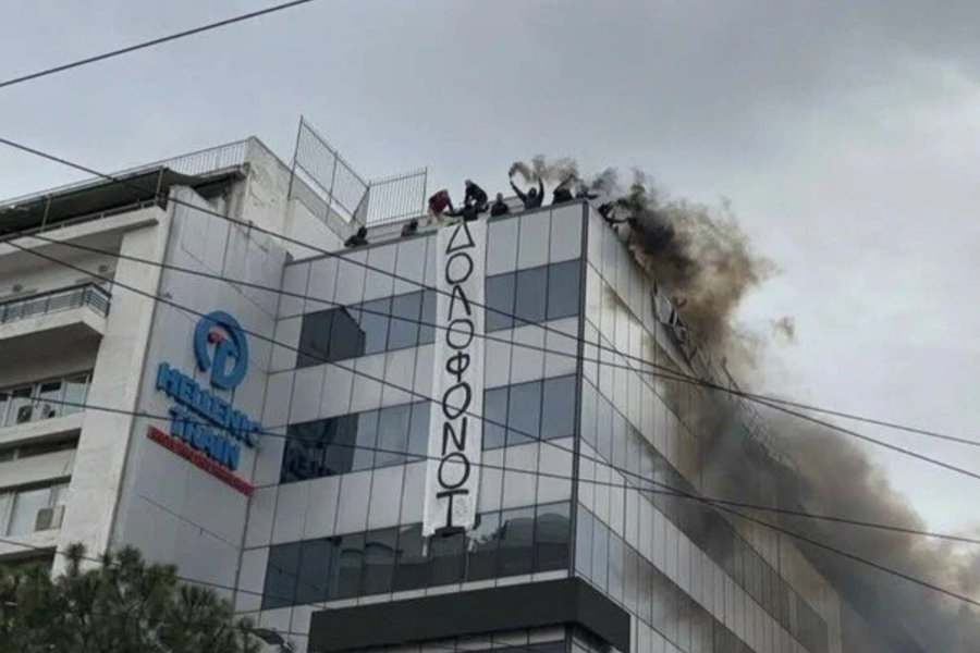 Κάλεσμα Πλακιά υπέρ του Ρουβίκωνα - «Δεν είναι δυνατόν να κινδυνεύουν με ποινή φυλάκισης για ένα πανό»