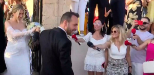 Η σπόντα του... Πάνου Μουζουράκη στους δημοσιογράφους για τον γάμο του, «από ποίηση δεν έχετε ακόμα»
