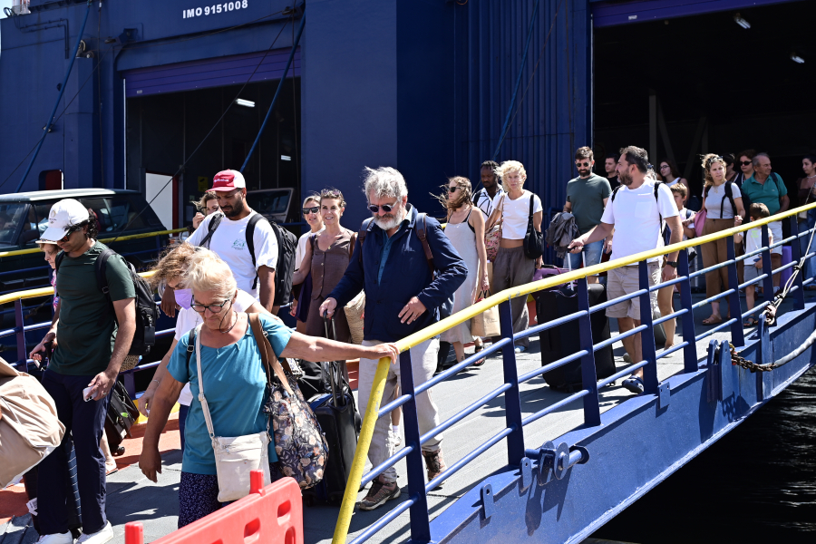 Επιστρέφουν και οι τελευταίοι αδειούχοι του Αυγούστου - Χιλιάδες αφίξεις στα λιμάνια της Αττικής