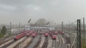 Aπίστευτο βίντεο: Η στιγμή που άνεμοι ξηλώνουν οροφή σιδηροδρομικού σταθμού στη Γερμανία