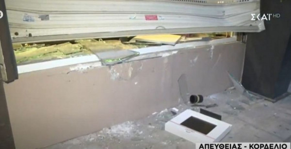 Θεσσαλονίκη: Ληστές μπούκαραν με φορτηγό σε κοσμηματοπωλείο (vid)